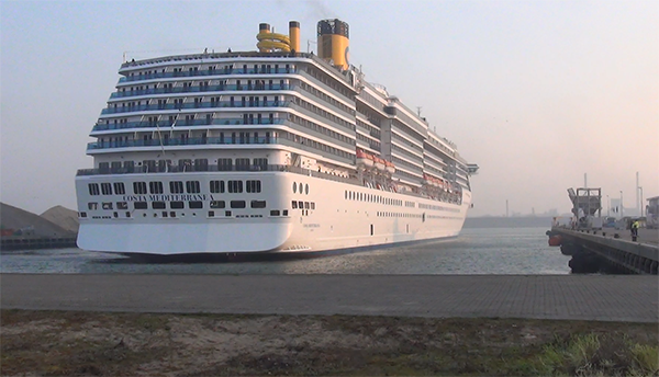foto van Costa Mediterranea komt voor eerst keer aan in Amsterdam IJmuiden